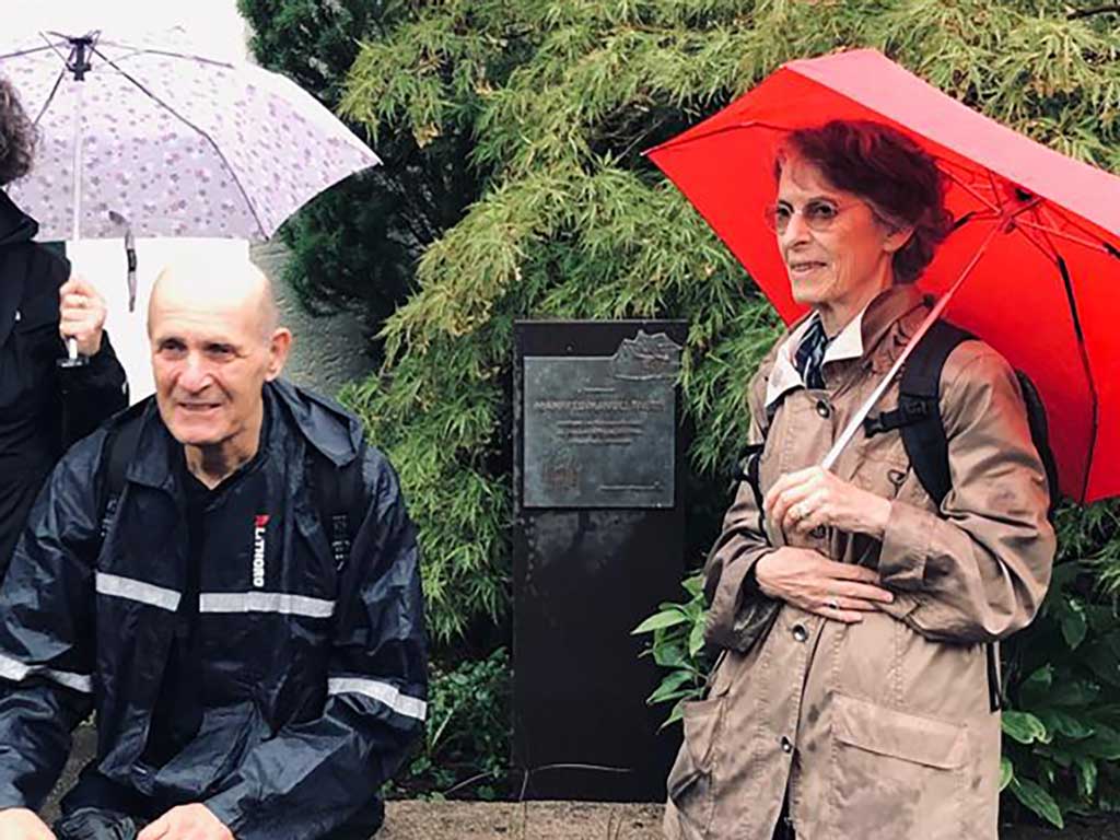 Gidon Lev und Susanne Lindtberg vor der Gedenkstele, Rotkäppchenweg 19