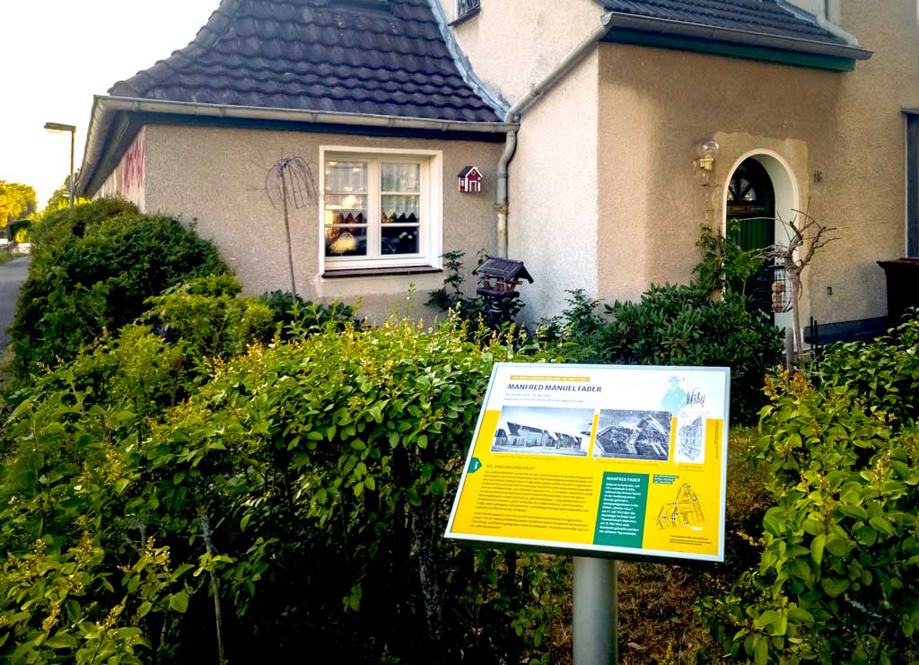 Infotafel an der Hecke vor dem Haus