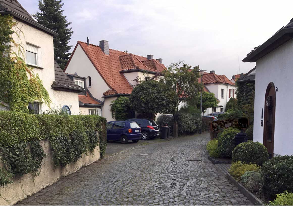 Der Rotkäppchenweg mit kleinen Rheihenhäusern und Vorgärten heute